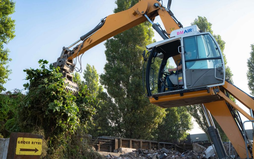 Nieuwe kraan milieustraat Sneek Recycling