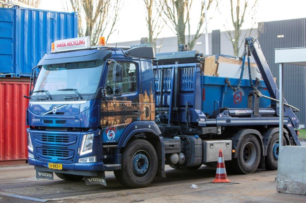 Vrachtauto Sneek Recycling met afvalcontainer
