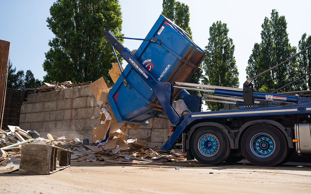 container met bouwafval legen