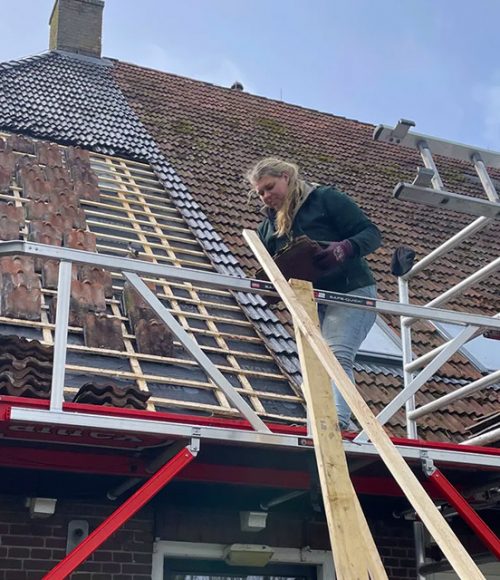 dakpannen vervangen en in puincontainer